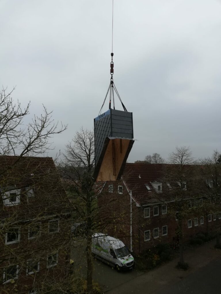 BV in Büdelsdorf Schornsteinkopf mit dem Kran aufs dach befördert